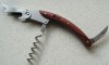 19544299f Nóż kelnerski z drewnianym uchwytem w metalowym etui